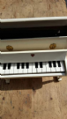 pianoforte giocattolo funzionante in legno